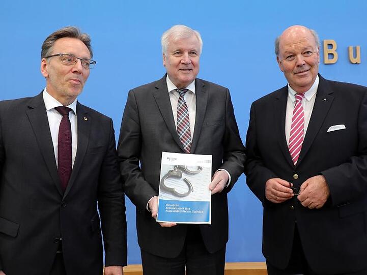 BKA-Präsident Münch (l-r), Bundesinnenminister Seehofer und Schleswig-Holsteins Innenminister Grote stellen in Berlin die Polizeiliche Kriminalstatistik (PKS) 2018 vor. Grote