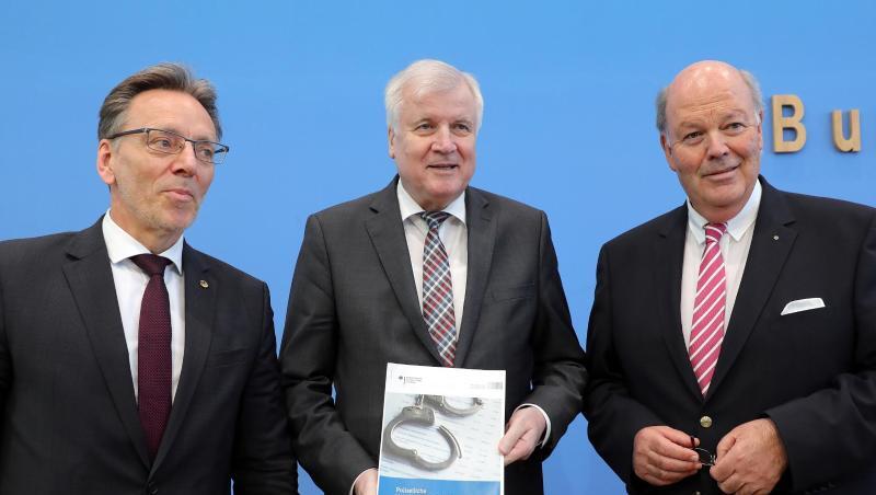 BKA-Präsident Münch (l-r), Bundesinnenminister Seehofer und Schleswig-Holsteins Innenminister Grote stellen in Berlin die Polizeiliche Kriminalstatistik (PKS) 2018 vor. Grote BKA-Präsident Münch (l-r), Bundesinnenminister Seehofer und Schleswig-Holsteins Innenminister Grote stellen in Berlin die Polizeiliche Kriminalstatistik (PKS) 2018 vor. Grote