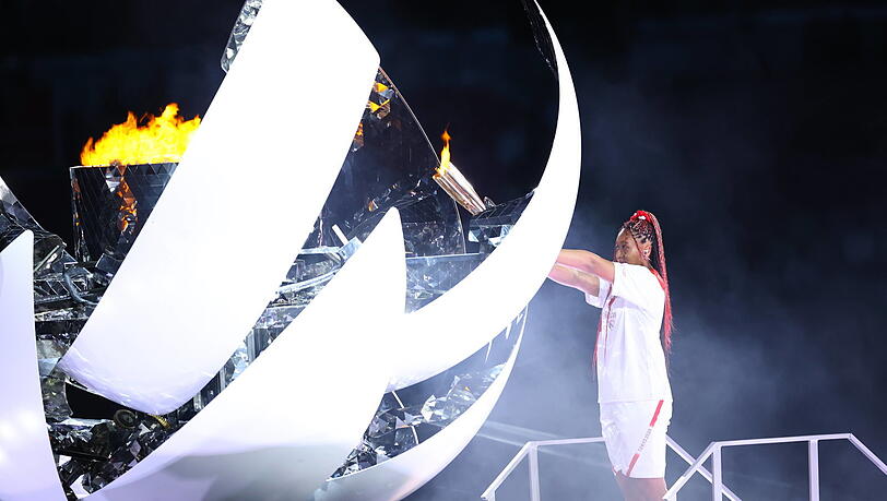 Das Geheimnis ist gelüftet: Kurz vor Mitternacht entzündet Japans Tennis-Superstar Naomi Osaka das olympische Feuer. Das Geheimnis ist gelüftet: Kurz vor Mitternacht entzündet Japans Tennis-Superstar Naomi Osaka das olympische Feuer.