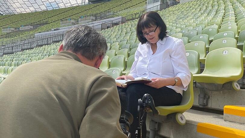 Gisela Welzenbach heute, beim Filmen einer Doku.
