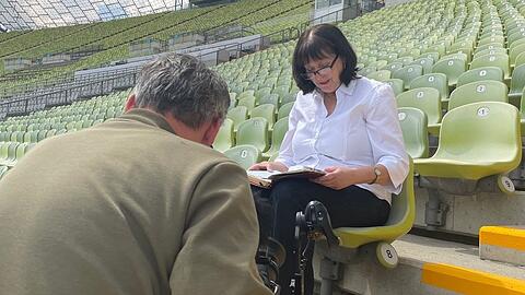 Gisela Welzenbach heute, beim Filmen einer Doku.