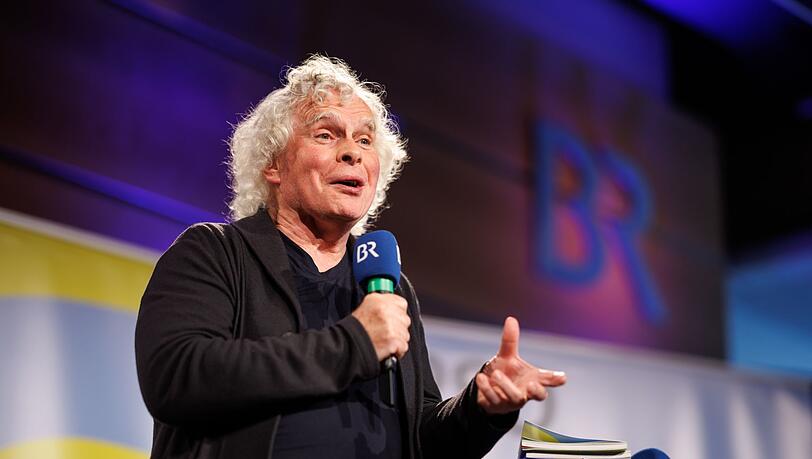 Sir Simon Rattle, designierter Chefdirigent, spircht bei einer Pressekonferenz.