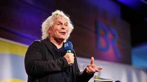 Sir Simon Rattle, designierter Chefdirigent, spircht bei einer Pressekonferenz.