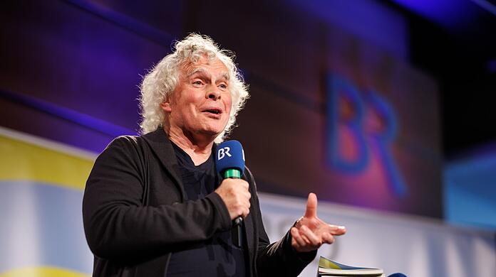 Sir Simon Rattle, designierter Chefdirigent, spircht bei einer Pressekonferenz.