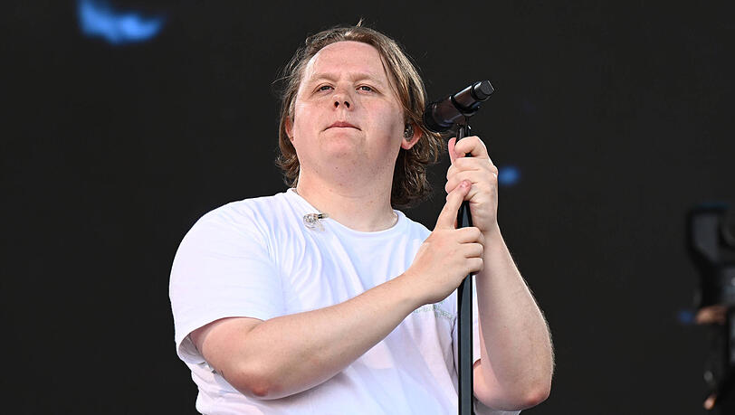 Lewis Capaldi auf dem Glastonbury-Festival, wo er einen seiner Auftritte abbrechen musste.
