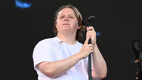 Lewis Capaldi auf dem Glastonbury-Festival, wo er einen seiner Auftritte abbrechen musste.