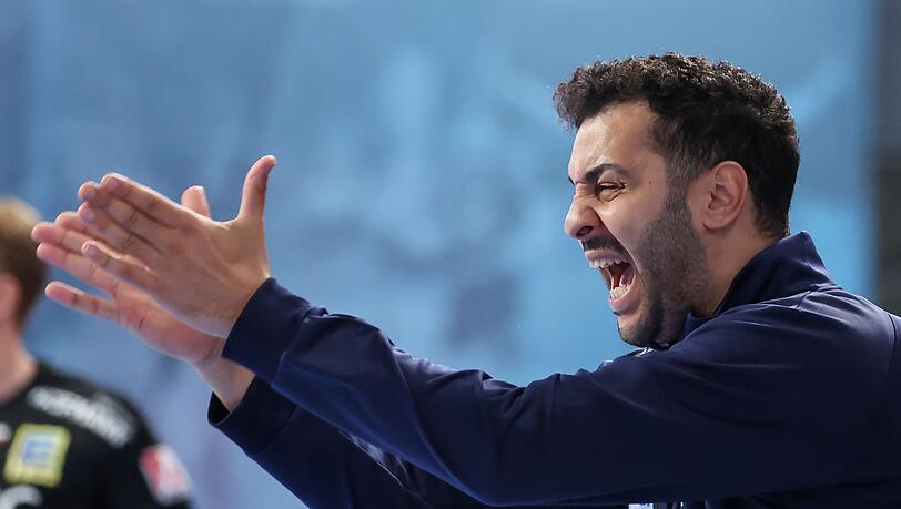 Der Ex-Trainer Jamal Naji vom Bergischen HC gestikuliert am Spielfeldrand.
