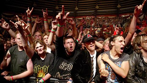 Begeisterte Fans während des Konzertes von ACDC im Circus Krone.