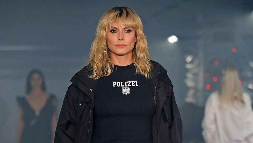 Heidi Klum mit Pony und Polizei-Shirt in Paris.