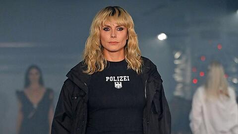 Heidi Klum mit Pony und Polizei-Shirt in Paris.