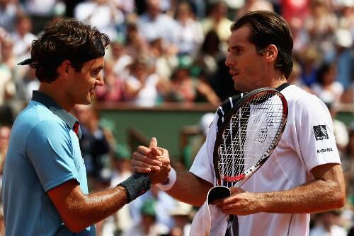 Tommy Haas (r.) gratuliert seinem Bezwinger Roger Federer.