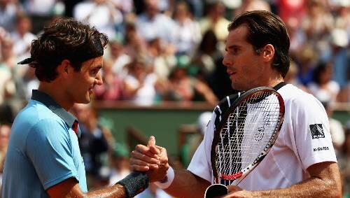 Tommy Haas (r.) gratuliert seinem Bezwinger Roger Federer. Tommy Haas (r.) gratuliert seinem Bezwinger Roger Federer.