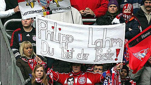 Die Öffentlichkeit ist auf seiner Seite“, sagt Franz Beckenbauer zum Fall Lahm. Viele Fans mögen den Verteidiger. Die Öffentlichkeit ist auf seiner Seite“, sagt Franz Beckenbauer zum Fall Lahm. Viele Fans mögen den Verteidiger.