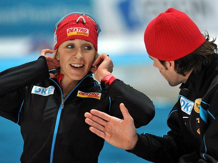 Anni Friesinger-Postma spricht beim Weltcup in Berlin mit ihrem Trainer Gianni Romme.