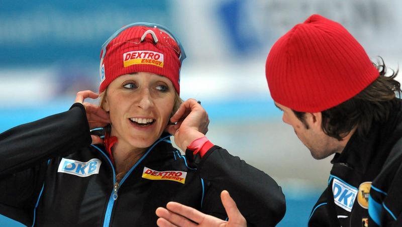 Anni Friesinger-Postma spricht beim Weltcup in Berlin mit ihrem Trainer Gianni Romme. Anni Friesinger-Postma spricht beim Weltcup in Berlin mit ihrem Trainer Gianni Romme.