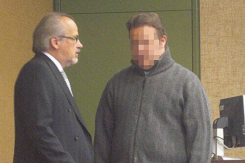 Der Fälscher und sein Anwalt: Maurizio D. (r.) vor der Verhandlung im Gespräch mit Rechtsanwalt Ulrich Ziegert.Foto: jot