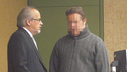 Der Fälscher und sein Anwalt: Maurizio D. (r.) vor der Verhandlung im Gespräch mit Rechtsanwalt Ulrich Ziegert.Foto: jot Der Fälscher und sein Anwalt: Maurizio D. (r.) vor der Verhandlung im Gespräch mit Rechtsanwalt Ulrich Ziegert.Foto: jot