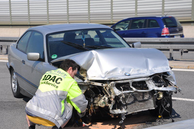 Der BMW-Fahrer, der seinen Wagen in die Leitplanke lenkte, wurde verletzt ins Krankenhaus gebracht.