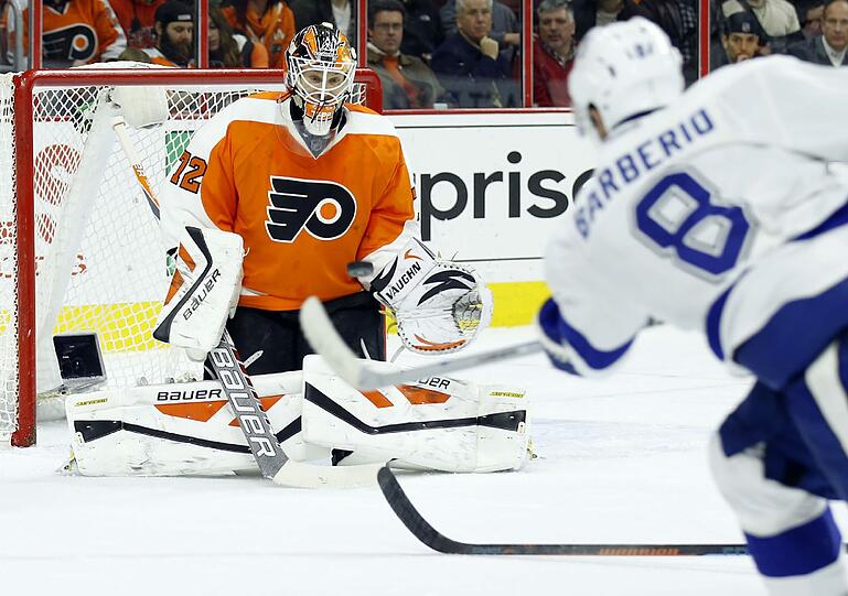 Mark Barberio (Tampa Bay Lightning) prüft den deutsch-kanadischen Flyers-Keeper Rob Zepp.