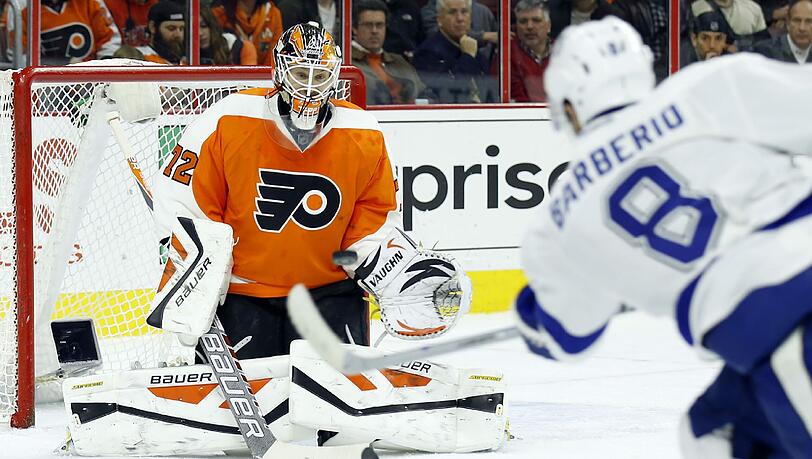 Mark Barberio (Tampa Bay Lightning) prüft den deutsch-kanadischen Flyers-Keeper Rob Zepp. Mark Barberio (Tampa Bay Lightning) prüft den deutsch-kanadischen Flyers-Keeper Rob Zepp.