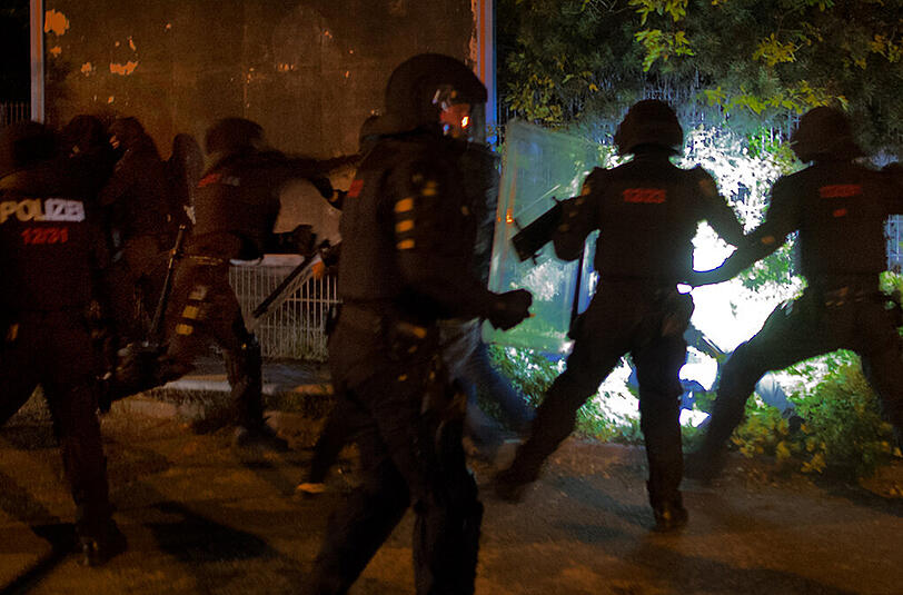 Auch am dritten Tag nach der Ankunft der Flüchtlinge ist es nachts zu Krawallen gekommen. Am Sonntag musste die Polizei kämpfe zwischen rechten und linken Demonstranten beenden. Die Bilder aus Heidenau.