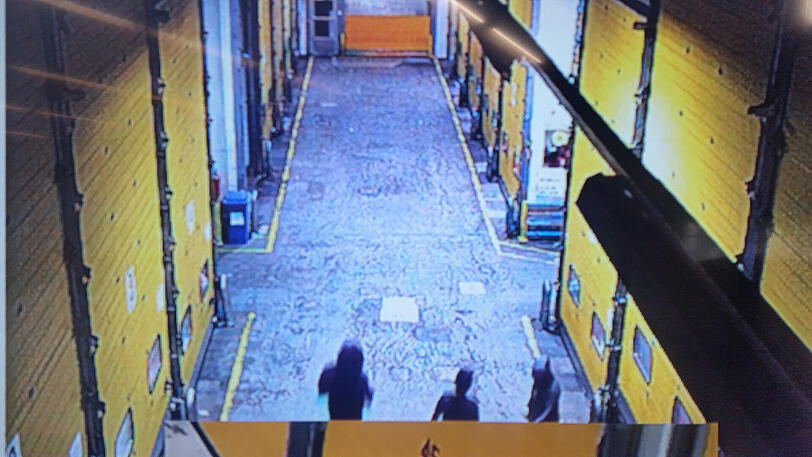 In einer Reifehalle für Bananen suchen die Täter nach der Koks-Lieferung.
