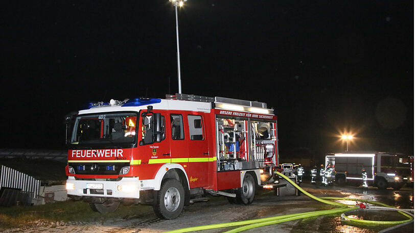 Die Ursache für den Brand ist noch unklar. Klicken Sie sich durch die Bilder des Feuerwehreinsatzes in Mettenheim.