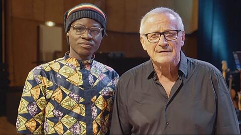 Der aus Burkina Faso stammende Sänger Ezé Wendtoin zusammen mit dem Münchner Liedermacher Konstantin Wecker.