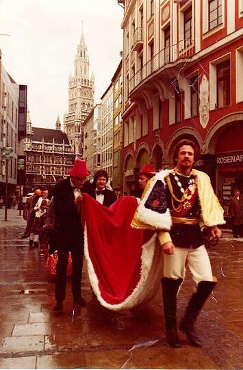 AZ-Leserin Gisela Welzenbach hat uns ja schon einige Foto-Schätze zukommen lassen &ndash; hier ist noch einmal einer: "Das Bild ist aus dem Fasching im Jahr 1977, als mein Mann als König Ludwig II. in der Innenstadt auf dem Weg zum ,Spöckmeier&rsquo; war, wo wir beim Weißwurstessen eingeladen waren", erinnert sich die AZ-Leserin. "Ich bin auch irgendwo mit dabei und hab mich wohl unter einen Schirm verdrückt. Leider war da das Wetter grad nicht so schön." Die AZ-Leserin hebt viel auf aus der alten Zeit ("ich bin halt ein Jäger- und Sammlertyp"). Gut möglich also, dass wir noch mehr von ihr zu sehen bekommen werden.