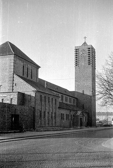 Wiederaufbau vollendet: Die Schwabinger Pfarrkirche St. Sebastian in der Karl-Theodor-Straße.
