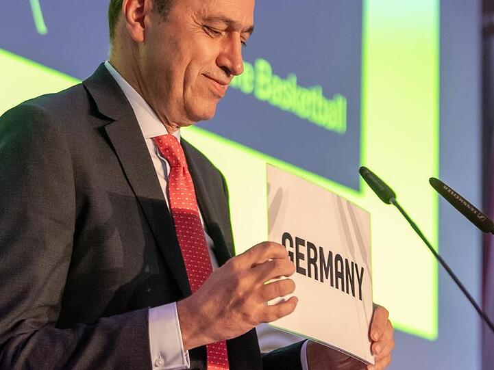 Turgay Demirel, hält zur Vergabe der FIBA-Eurobasket EM 2021 das Schild mit Aufschrift "Germany" in seinen Händen. Foto: Peter Kneffel