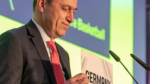 Turgay Demirel, hält zur Vergabe der FIBA-Eurobasket EM 2021 das Schild mit Aufschrift "Germany" in seinen Händen. Foto: Peter Kneffel