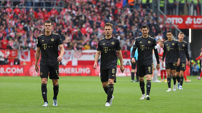Ratlos angesichts der eigenen Leistung: Benjamin Pavard, Joshua Kimmich und Robert Lewandowski.