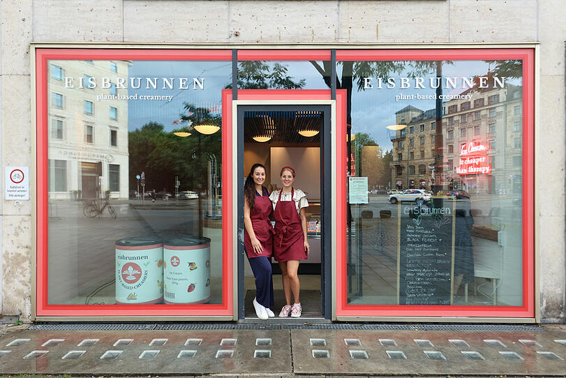 Lucy Allary und Sarah Knödgen empfangen die Kunden mit einem Lächeln.