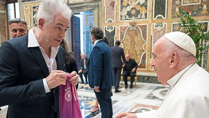 14. Juni 2024: Der Komiker Michael Mittermeier überreicht Papst Franziskus ein personalisiertes Trikot der deutschen DFB-Elf.