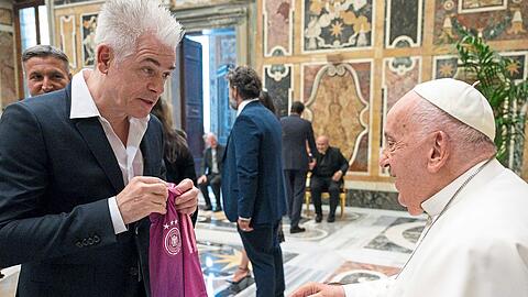 14. Juni 2024: Der Komiker Michael Mittermeier überreicht Papst Franziskus ein personalisiertes Trikot der deutschen DFB-Elf.