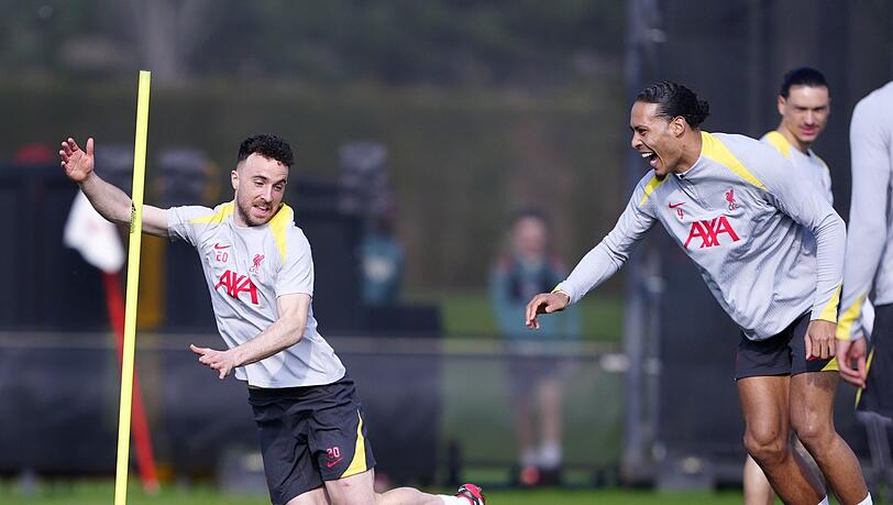 Virgil van Dijk (r.) wird seinen gestorbenen Teamkollegen Diego Jota (l) vermissen