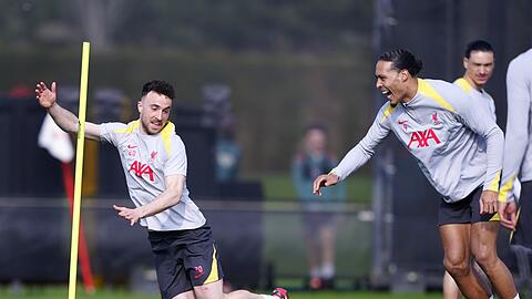 Virgil van Dijk (r.) wird seinen gestorbenen Teamkollegen Diego Jota (l) vermissen