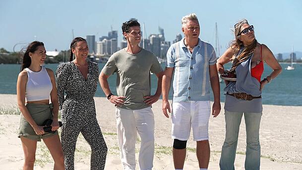 Start der Dschungel-Dreharbeiten: Am Stand wird u.a. Simone Ballack (2.v.l.) von den Moderatoren Sonja Zietlow und Jan Köppen begrüßt. Start der Dschungel-Dreharbeiten: Am Stand wird u.a. Simone Ballack (2.v.l.) von den Moderatoren Sonja Zietlow und Jan Köppen begrüßt.