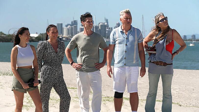 Start der Dschungel-Dreharbeiten: Am Stand wird u.a. Simone Ballack (2.v.l.) von den Moderatoren Sonja Zietlow und Jan K&ouml;ppen begr&uuml;&szlig;t.