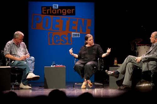 Erst kommt die Befragung, dann der Preis: Ulf Stolterfoht (li.) und Barbara Köhler im Gespräch mit Michael Braun über die Kunst, Gertrude Stein zu übersetzen.