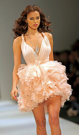 Irina Shayk macht auch auf dem Laufsteg eine sexy Figur. Hier präsentiert sie Mode des türkischen Labels  Damat&Tween.