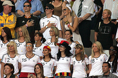 Aber auch die Deutschen Spielerfrauen können sich sehen lassen