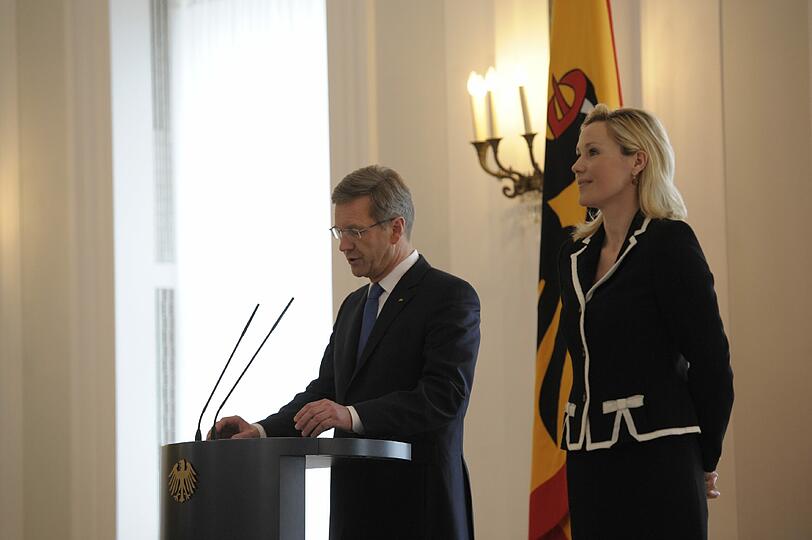 Christian Wulff mit seiner Frau Bettina bei der Presseerklärung im Schloss Bellevue.