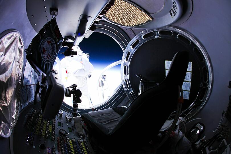 Jahrelang hat er sich auf diese paar Minuten vorbereitet: Extremsportler Felix Baumgartner wird nach seinem Überschall-Sprung weltweit gefeiert. Die Bilder.