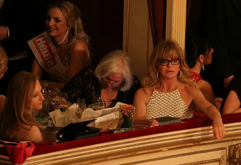 Goldie Hawn in der Loge von Richard Lugner