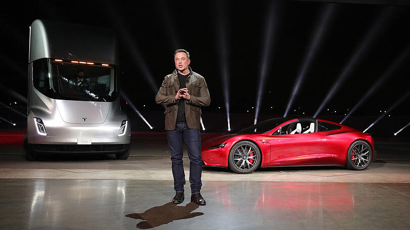Doppelschlag: Tesla-Chef Elon Musk präsentiert mit dem E-Lastwagen und dem Roadster gleich zwei Neuheiten in einem Aufwasch.