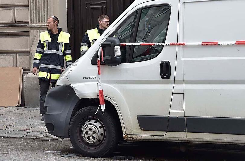 Bilder aus der Barer Straße: Ein Autofahrer musste von Feuerwehr und Rettungsdienst reanimiert werden. Anschließend kam er ins Krankenhaus.