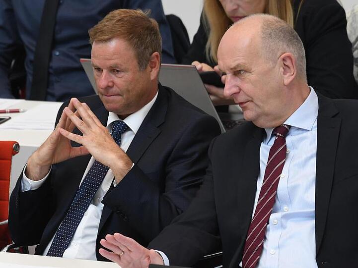 Nach den jüngsten Umfragen ohne rot-rote Mehrheit: Brandenburgs Ministerpräsident Dietmar Woidke (SPD, r.), und Finanzminister Christian Görke (Linke).