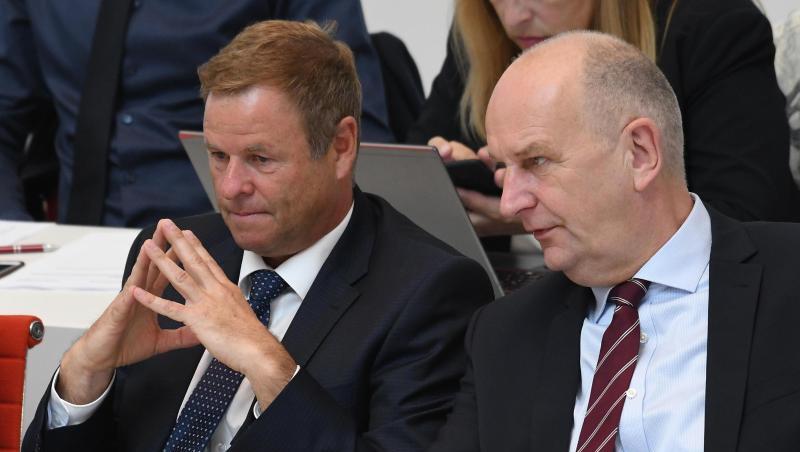 Nach den jüngsten Umfragen ohne rot-rote Mehrheit: Brandenburgs Ministerpräsident Dietmar Woidke (SPD, r.), und Finanzminister Christian Görke (Linke). Nach den jüngsten Umfragen ohne rot-rote Mehrheit: Brandenburgs Ministerpräsident Dietmar Woidke (SPD, r.), und Finanzminister Christian Görke (Linke).